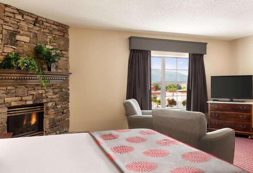 מיטת קינג בסוויטה, Ramada By Wyndham Pigeon Forge North