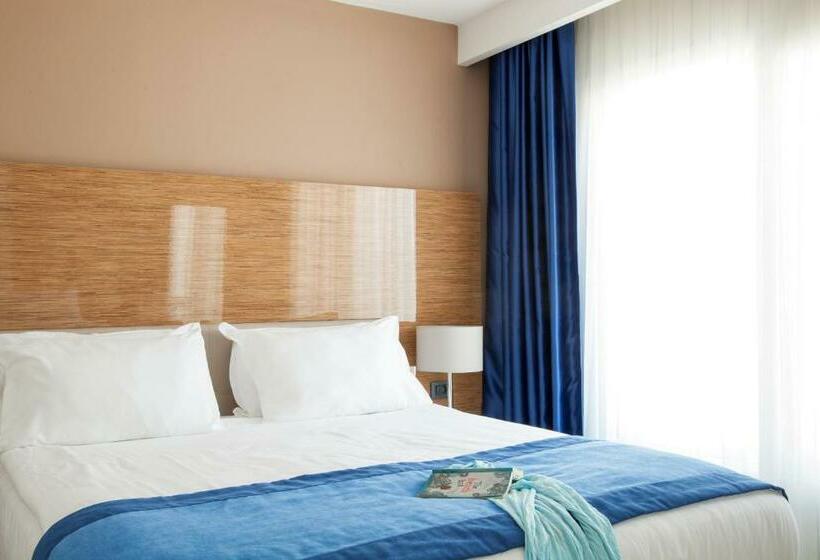 غرفة كلوب مطلة على البحر, Bellazure