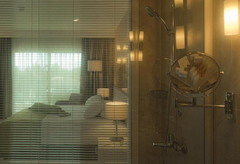 غرفة قياسية مطلّة علي البحر, Bellazure