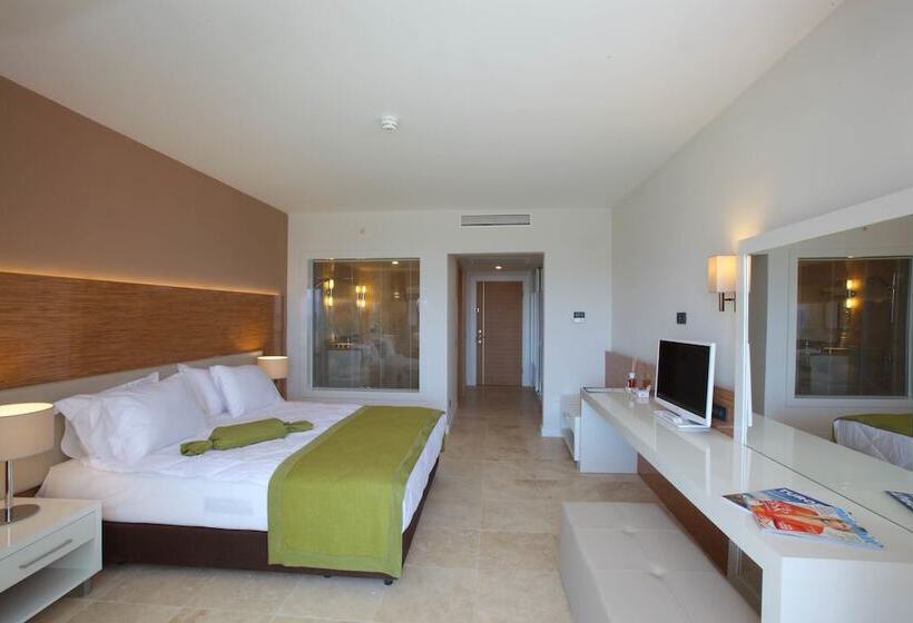 غرفة قياسية مطلّة علي حمام السباحة, Bellazure