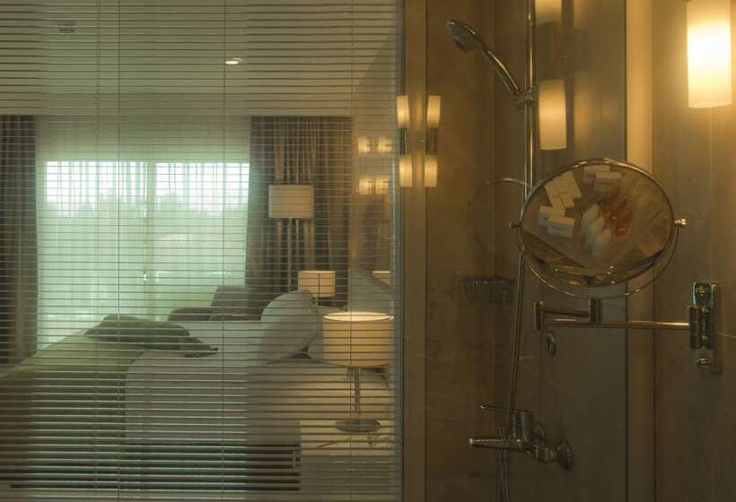 غرفة قياسية مطلّة علي حمام السباحة, Bellazure