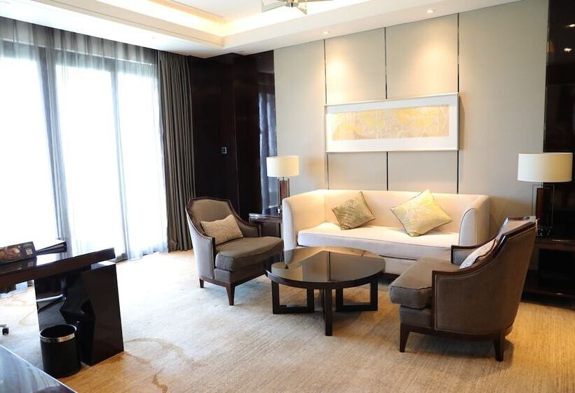 מיטת קינג בסוויטה, Doubletree By Hilton Hotel Anhui   Suzhou