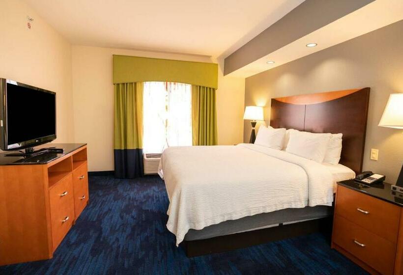 带大床的标准工作室, Fairfield Inn & Suites By Marriott Kearney