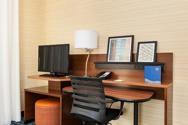 带大床的标准工作室, Fairfield Inn & Suites By Marriott Vernon