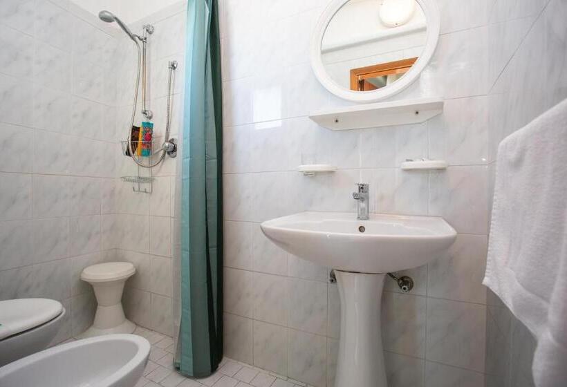 غرفة قياسية ثلاثية مزودة بشرفة, Grazia Riccione