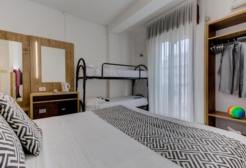 غرفة قياسية رباعية مزودة بشُرفة, Grazia Riccione