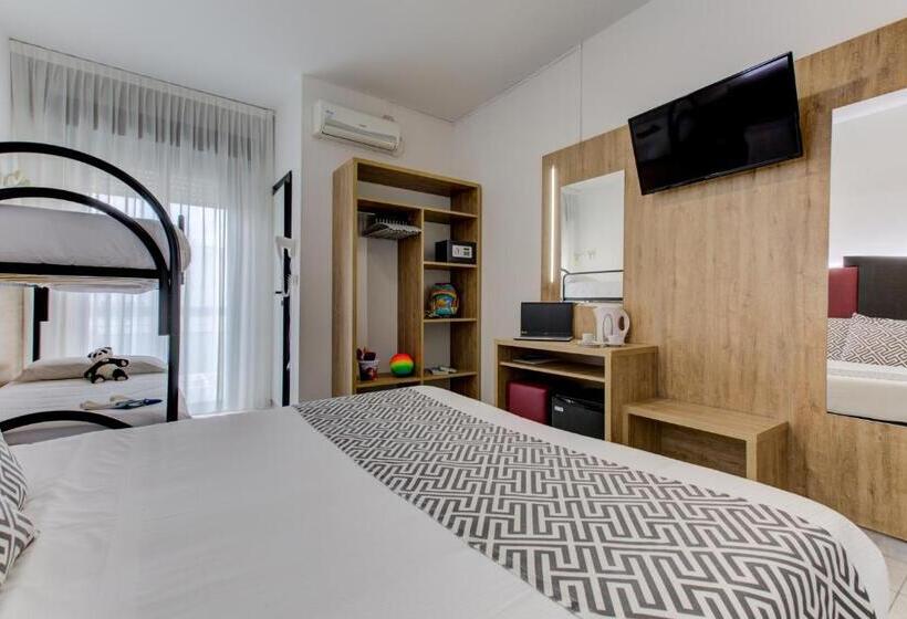 غرفة قياسية رباعية مزودة بشُرفة, Grazia Riccione