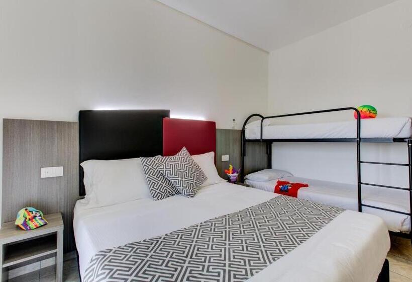 غرفة قياسية رباعية مزودة بشُرفة, Grazia Riccione