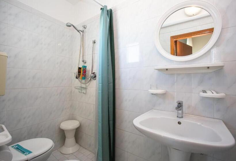 غرفة قياسية رباعية مزودة بشُرفة, Grazia Riccione