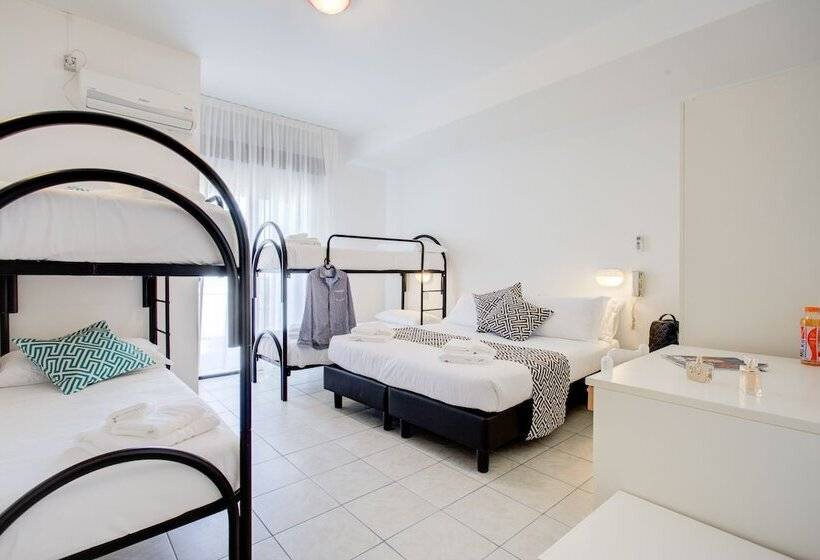 غرفة عائلية, Grazia Riccione