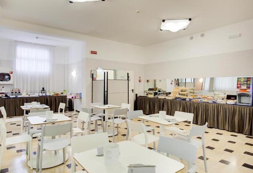 غرفة قياسية رباعية مزودة بشُرفة, Grazia Riccione