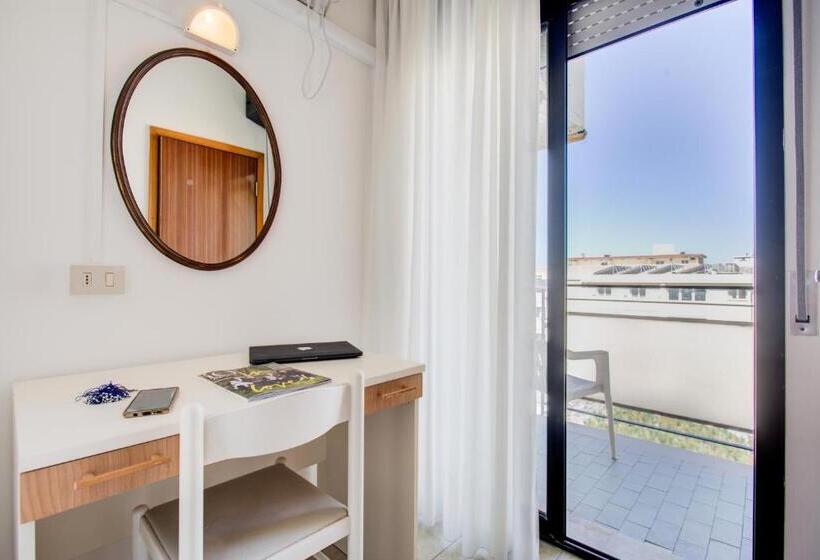 غرفة قياسية رباعية مزودة بشُرفة, Grazia Riccione