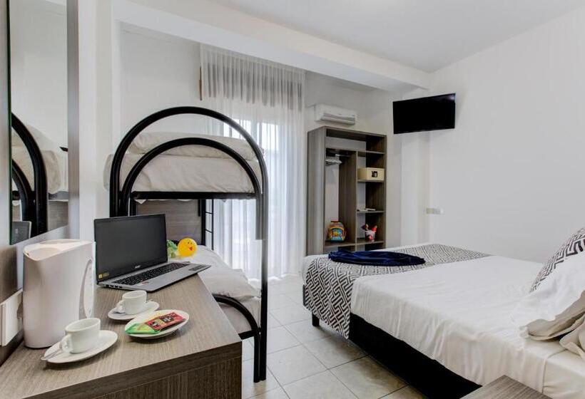 غرفة قياسية رباعية مزودة بشُرفة, Grazia Riccione