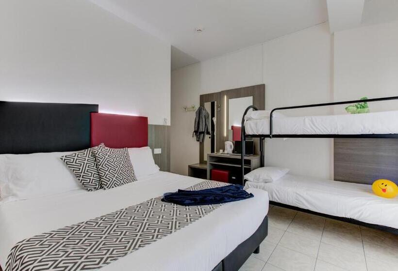 غرفة قياسية رباعية مزودة بشُرفة, Grazia Riccione