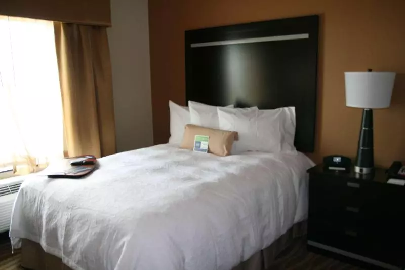 キングサイズベッドのスタンダードルーム, Hampton Inn & Suites Cleburne
