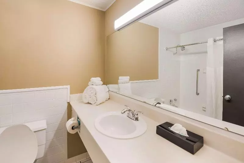 身障者適用スタンダードルーム, Super 8 By Wyndham Beaumont I 10 College St