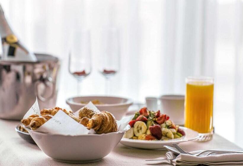 اتاق خانوادگی تودرتو, The Artisan Istanbul Mgallery