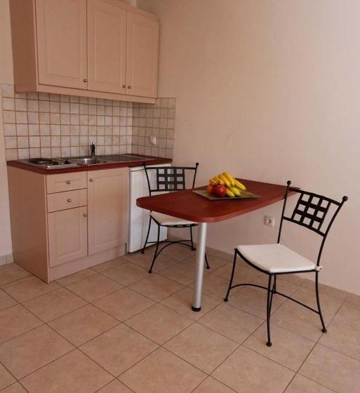 经济型工作室, Lambrinos Suites