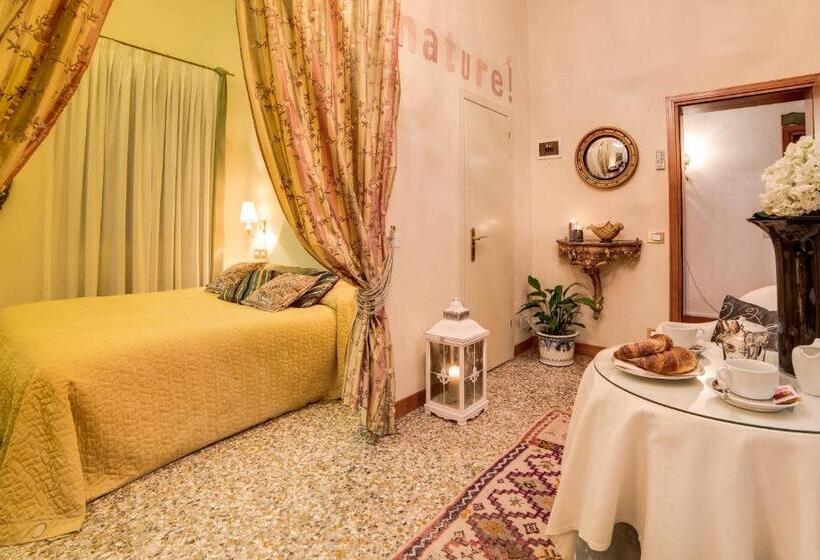 اتاق استاندارد سه نفره, Ca' Della Corte