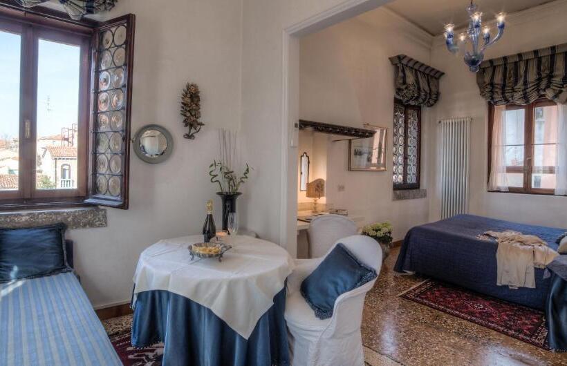 اتاق استاندارد سه نفره, Ca' Della Corte