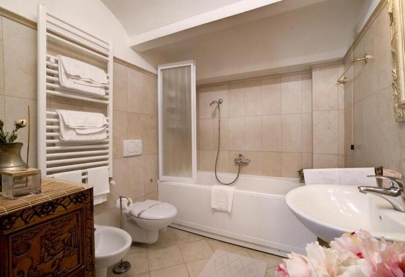 اتاق استاندارد سه نفره, Ca' Della Corte