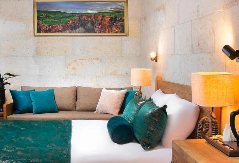 سوییت لوکس, Ayazma Cave