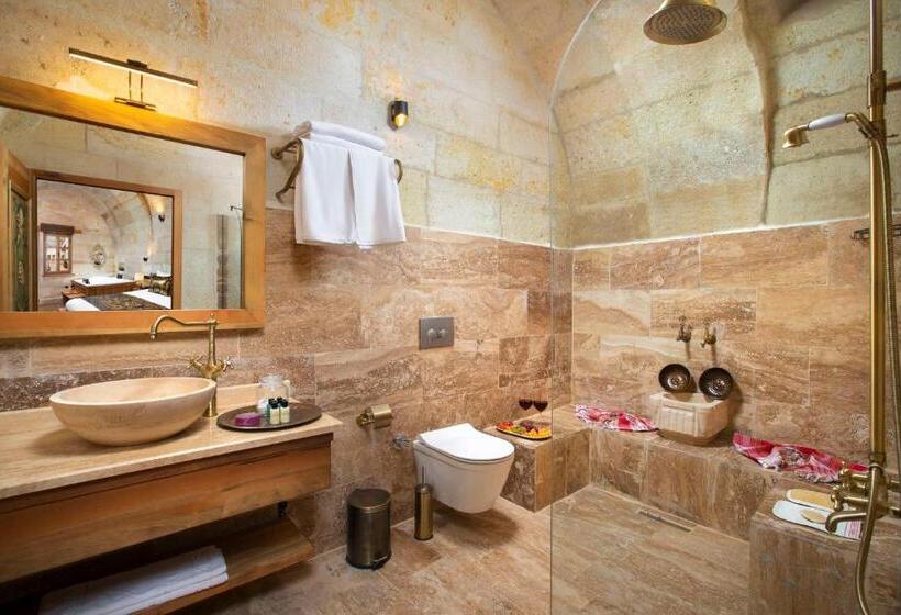 سوئیت با وان آب گرم, Ayazma Cave