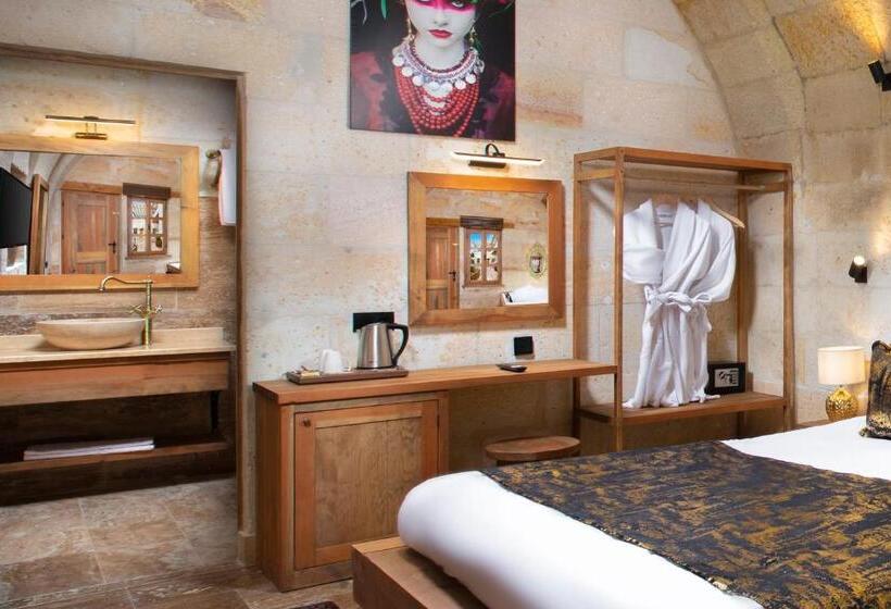 سوئیت با وان آب گرم, Ayazma Cave