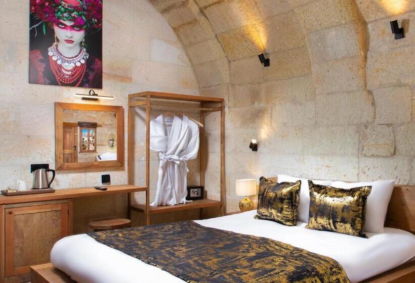 سوئیت با وان آب گرم, Ayazma Cave