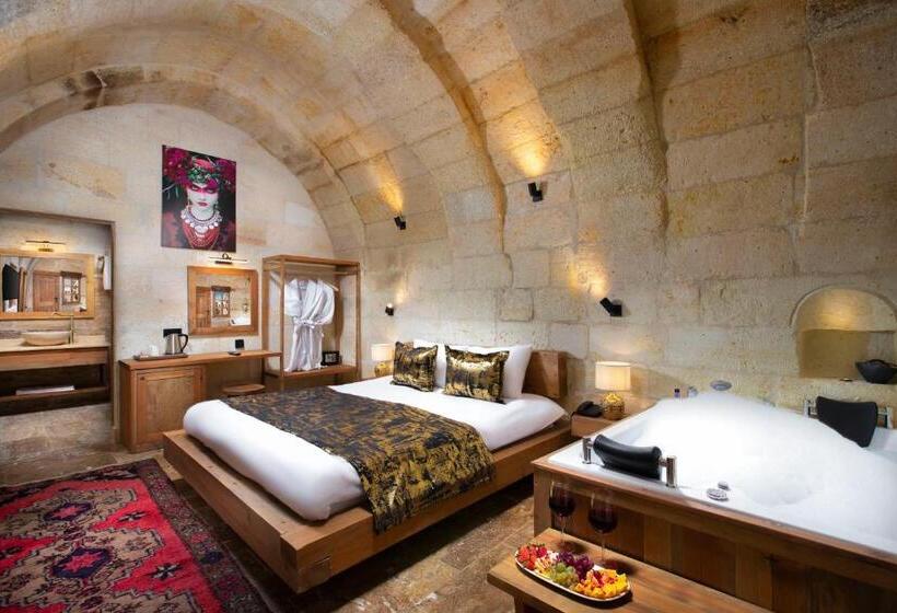 سوئیت با وان آب گرم, Ayazma Cave