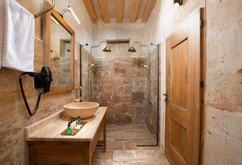 سوئیت با وان آب گرم, Ayazma Cave