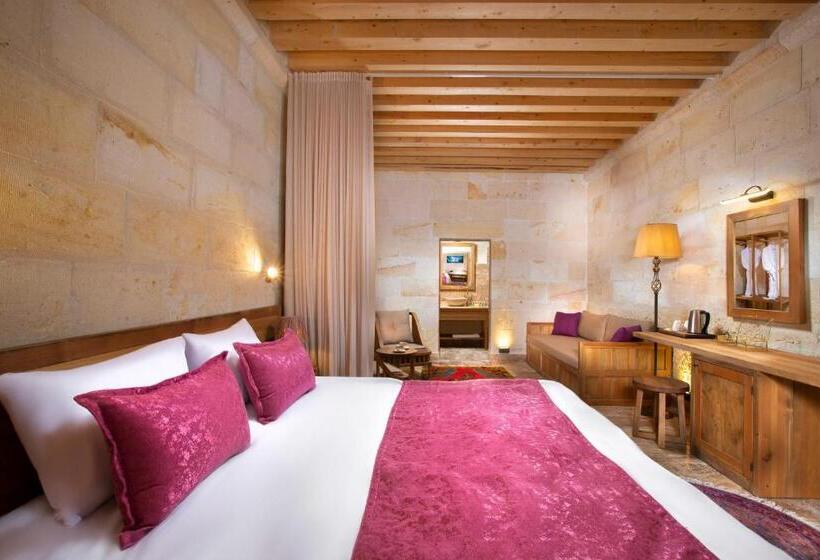 سوئیت با وان آب گرم, Ayazma Cave