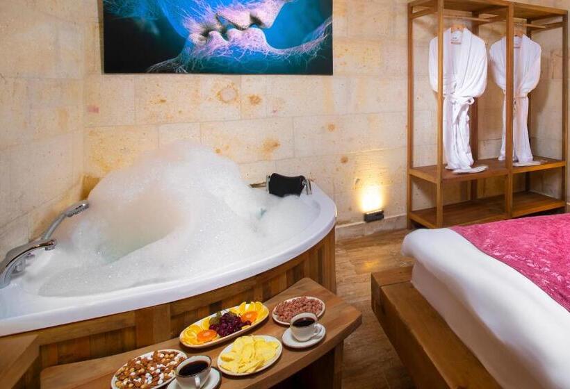 سوئیت با وان آب گرم, Ayazma Cave