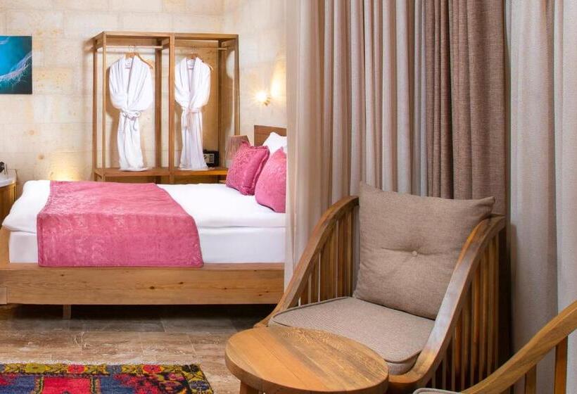 سوئیت با وان آب گرم, Ayazma Cave