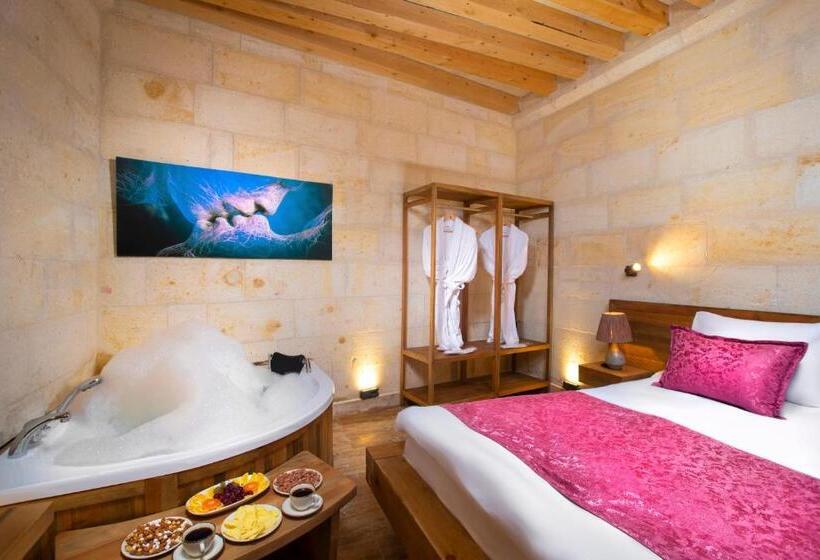 سوئیت با وان آب گرم, Ayazma Cave