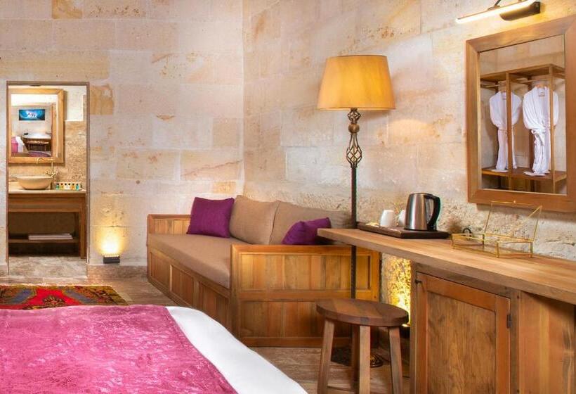 سوئیت با وان آب گرم, Ayazma Cave