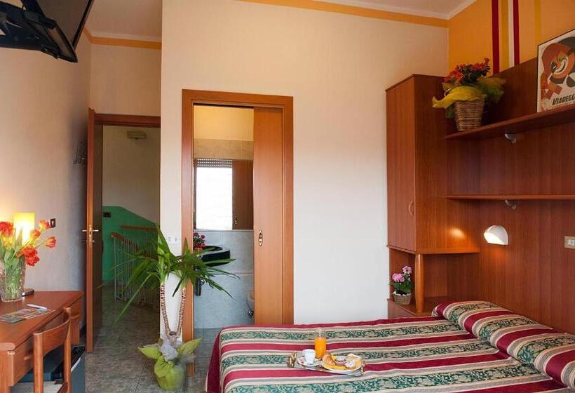 اتاق اساندارد با چشم‌انداز جانبی به دریا, Dolly