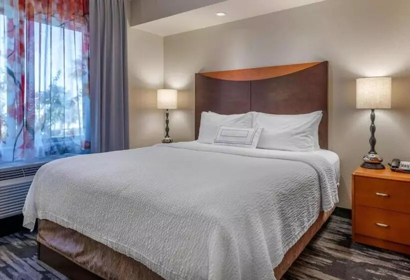 キングサイドベッドのスタンダードワンルーム, Fairfield Inn And Suites Holiday Tarpon Springs
