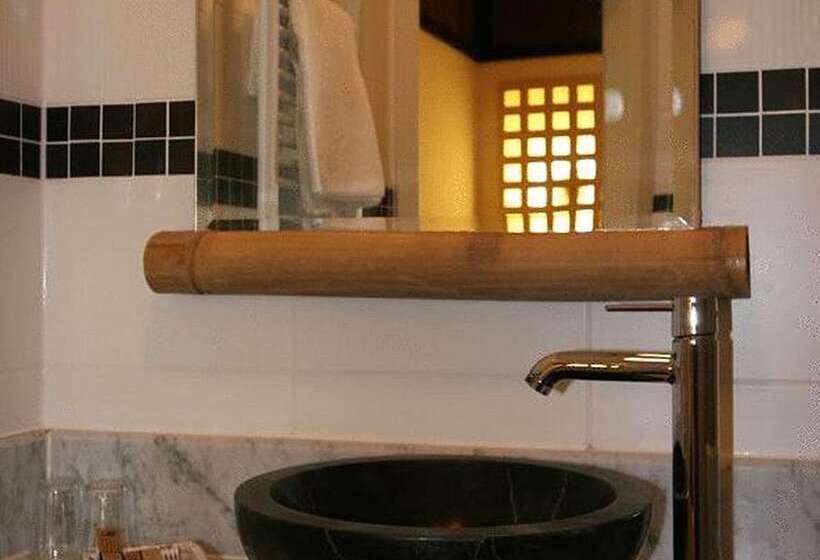 スタンダードトリプルルーム, Hip