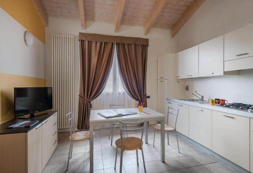 침실 2개 아파트, Maranello Village