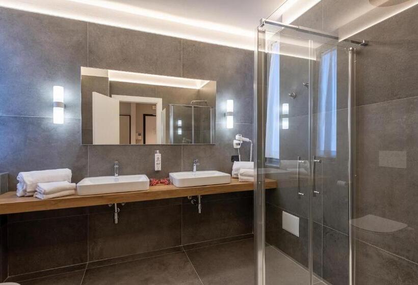 디럭스 4인 룸, Maranello Village