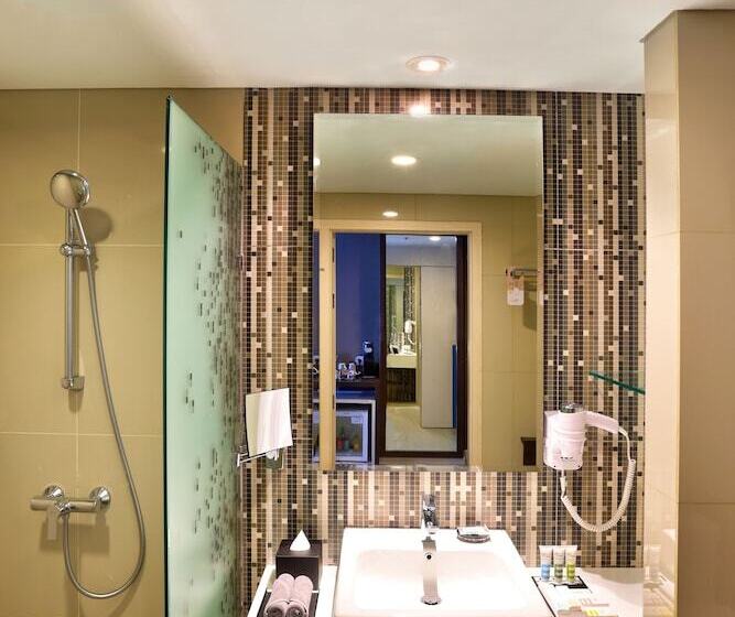 اتاق سوپریور با چشم‌انداز استخر, Mercure Serpong Alam Sutera