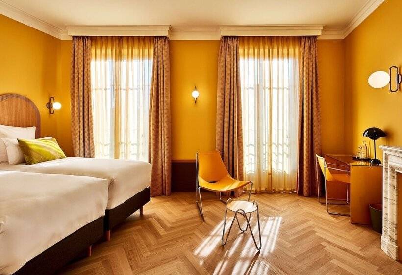 חדר דלוקס, De Cambis