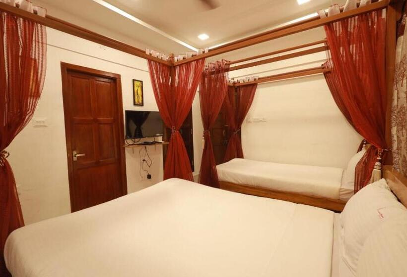 Номер Стандарт Трехместный, Royal Stay Vintage