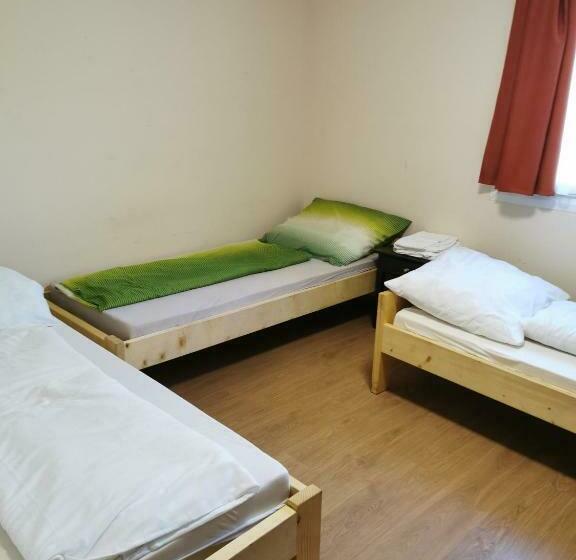 标准三人间, Strand Motel, Vígadó Csárda