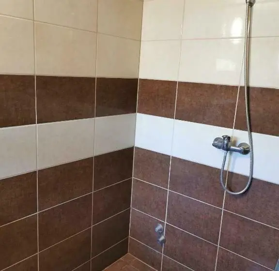 スタンダード4人部屋, Strand Motel, Vígadó Csárda