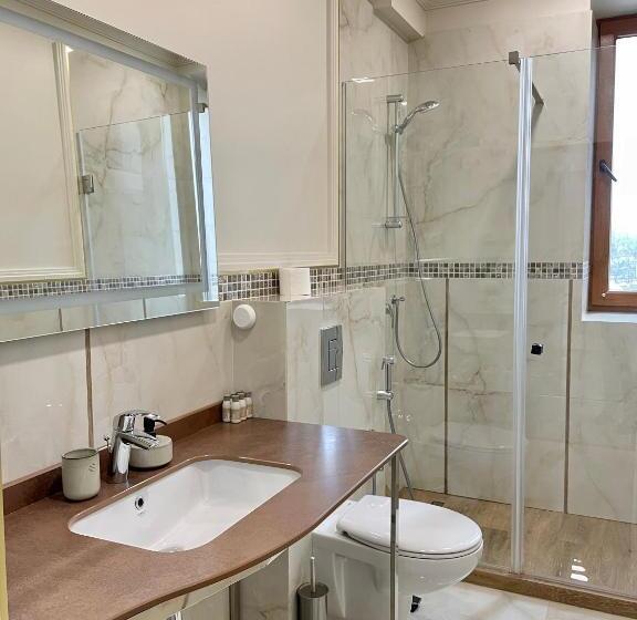 اتاق لوکس با چشم‌انداز شهر, Villa Acaem