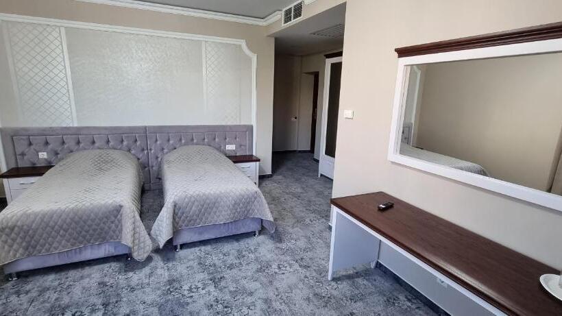 اتاق لوکس با چشم‌انداز شهر, Villa Acaem