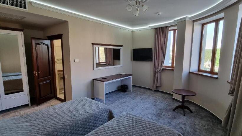 اتاق لوکس با چشم‌انداز شهر, Villa Acaem