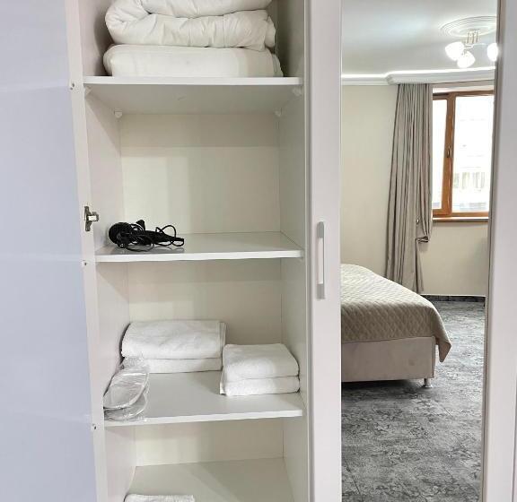 اتاق لوکس با چشم‌انداز شهر, Villa Acaem